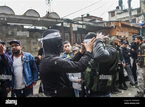 Des Hommes Arm S Masqu S Prennent Part Aux Fun Railles Du Palestinien