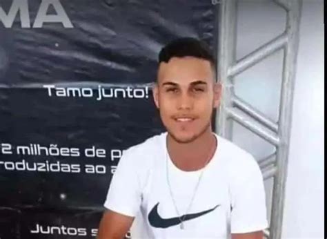 Jovem morre após perder o controle da motocicleta e colidir em caminhão