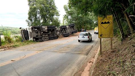 A Gazeta Carreta Tomba E Deixa Pista Parcialmente Interditada Na Es