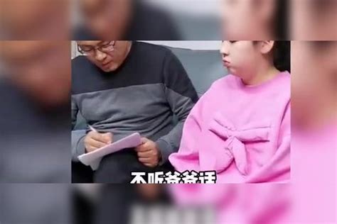 与班主任老爸斗智斗勇走红，荣登央视舞台被夸赞，妈妈是什么身份舞台老爸妈妈