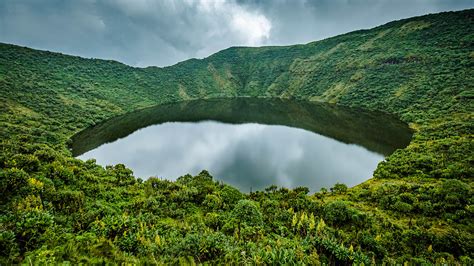 1-Day Mount Bisoke Crater Hike & Adventure Tour in Rwanda