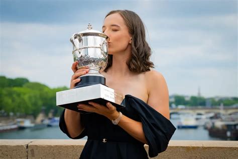 Iga Swiatek displays her French Open trophy (Pics)