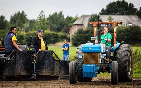 Duizenden Boeren Voeren Actie Tijdens Spaanse Wielerronde Leeuwarder