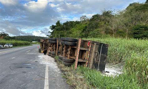 Carreta Carregada De Farinha Tomba Na BR 116 Trecho Da Serra Do Mutum