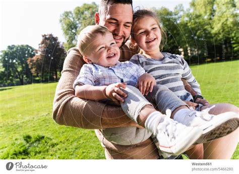 Gl Cklicher Vater Spielt Mit Seinem Sohn In Einem Park Fussball Ein