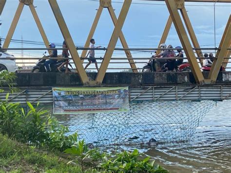 Pemkot Samarinda Pasang Jaring Sampah Di Sungai Karang Mumus