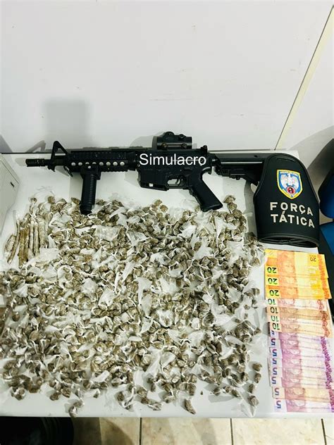 PMES 4º BPM apreende drogas e simulacro de fuzil em Vila Velha