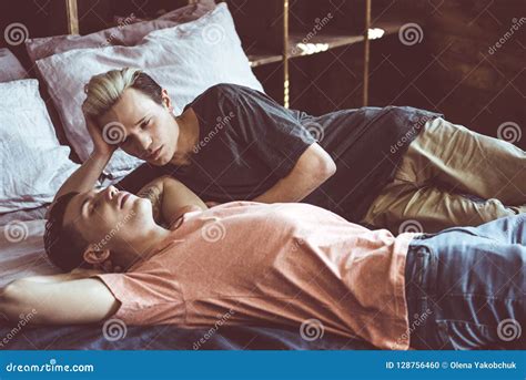 Giovani Coppie Gay Che Riposano Sul Letto A Casa Fotografia Stock Immagine Di Domestico