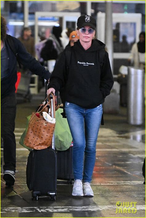 Shania Twain Lands In Nyc With Husband Frédéric Thiébaud In Rare Outing Photo 4877534