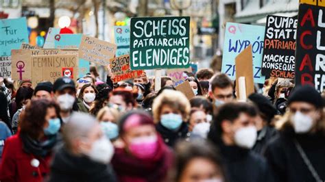 M Rz In Stuttgart Demos Streik Und Tanz Am Weltfrauentag Stuttgart