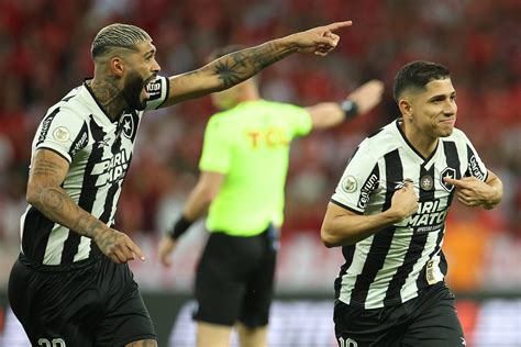 Botafogo vence Inter e se aproxima do título do Brasileirão