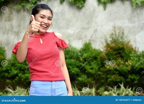 Netter Minderheits Jugendlicher Mit Den Daumen Stockbild Bild Von Entzückend Minoritäten