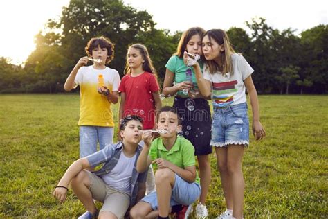 Niños Adolescentes Niños Niños Y Niñas Posando En El Parque De Verano Y Burbujas Soplando