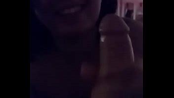 Novia da masturbación con la mano y chupa XVIDEOS