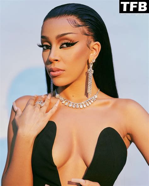 Doja Cat Flaunts Her Tits At The Billboard Women In Music 2022 20