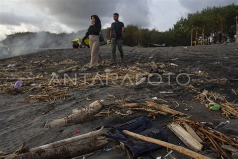 Sampah Di Pantai Cemara Sewu Antara Foto