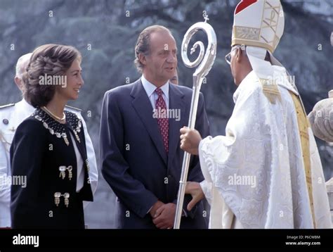 Juan Carlos I Rey De EspaÑa 1938 El Monarca Junto A La Reina DoÑa