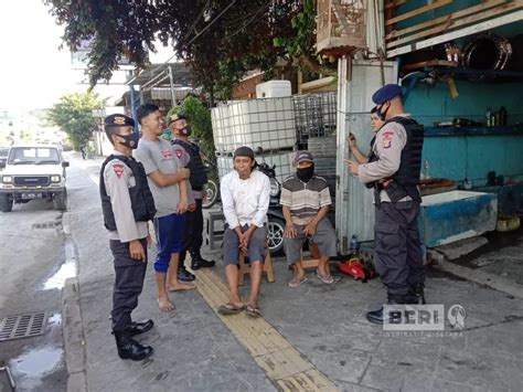 Kepedulian Brimob Kaltim Ingatkan Warga Gunakan Masker Lindungi Diri