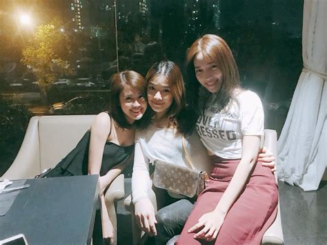 Hot girl hot boy Ba gia đình hot nhất MXH đón Giáng sinh sao