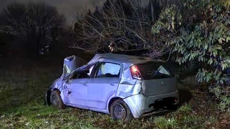 Schianto Nella Notte Auto Fuori Strada Un Giovane Sbalzato Fuori Dal