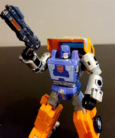 Toy Wizards Review: Transformers Kingdom Deluxe Class Huffer