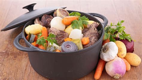 Un pot-au-feu en cocotte, un grand classique de l’univers culinaire