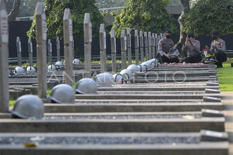 Polri Gelar Upacara Ziarah Makam Pahlawan Antara Foto