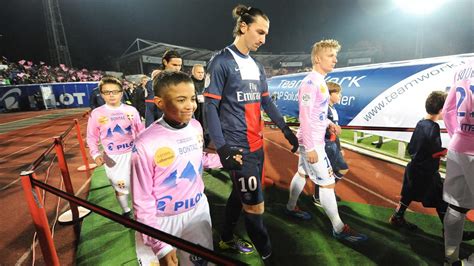 Psg Ibrahimovic Et Sirigu Ne Noircissent Pas Le Tableau Le Sport