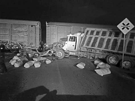 Tren Destroza Tráiler Cargado Con Pollinaza En Mapimí