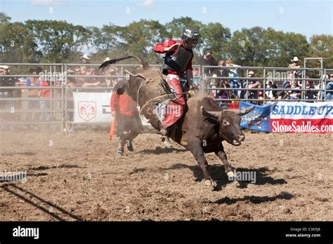 Cowboy bullriding Fotos und Bildmaterial in hoher Auflösung Alamy