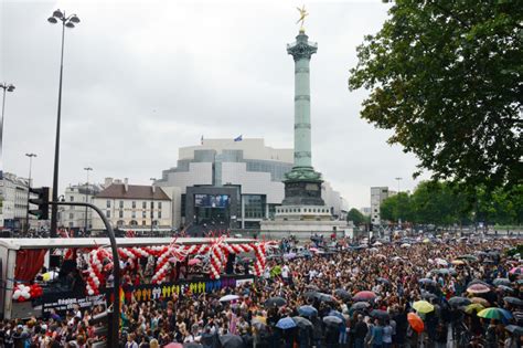 Gay Pride la pluie s invite au défilé à Paris