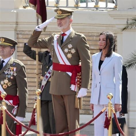 El Rey Felipe Vi Y La Reina Letizia Durante Su Jura De Bandera En Zaragoza Jura De Bandera Del