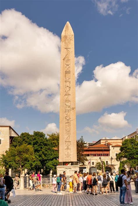 Turistas Visitando El Antiguo Obelisco Egipcio Del Faraón Thutmose Iii