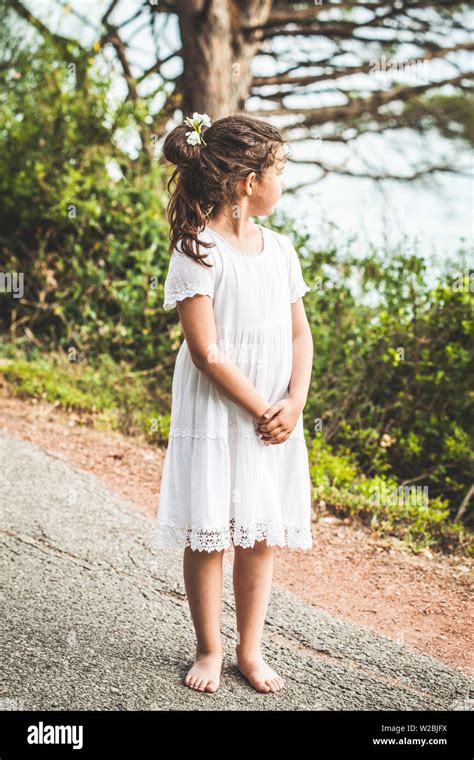 Fille En Robe Blanche Banque D Image Et Photos Alamy