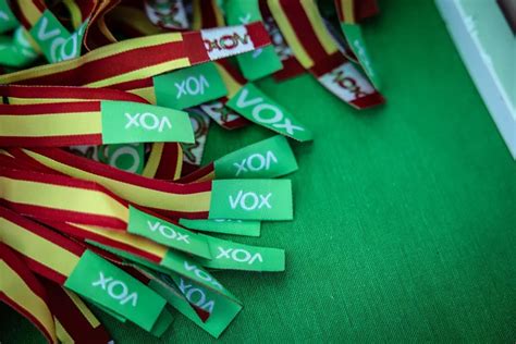 Exdirigente De Vox Partido De Extrema Derecha En España Recibe Un