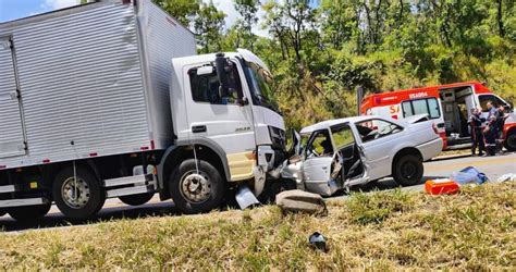 Uma Pessoa Morre E Outras Ficam Feridas Em Grave Acidente Na Mg