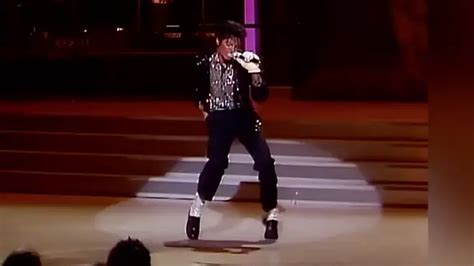 The moment Michael Jackson did his first moonwalk on TV and changed music history... - Smooth