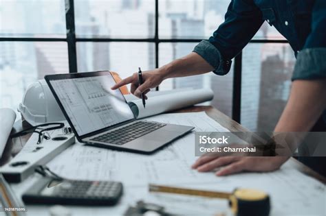 Стокове фото Інженерна Робота З Перевіркою Креслень На Ноутбуці В Офісі ...