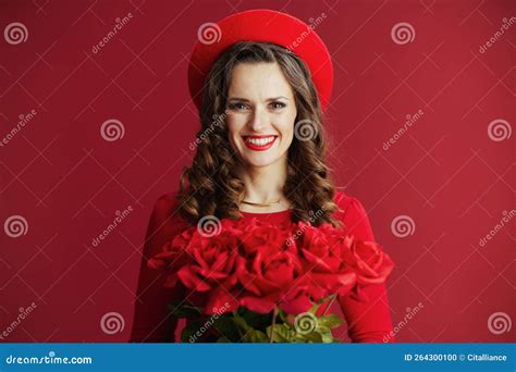 Mulher Sorridente De Vestido E Boina Isolada Em Fundo Foto De Stock