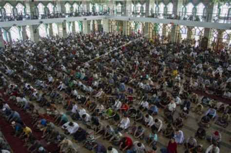 Ibadah Shalat Jumat Pertama Ramadhan Di Makassar Antara News Makassar