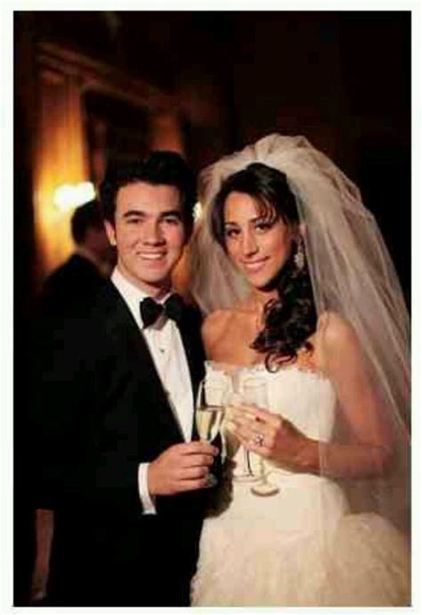 Kevin And Dani Jonas Danielle Jonas Celebrity Weddings Celebrity