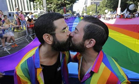 Comunidade Lgbt O Beijo Do Arco Iris Deste Epis Dio Surgiram As Primeiras Paradas Do Orgulho Gay