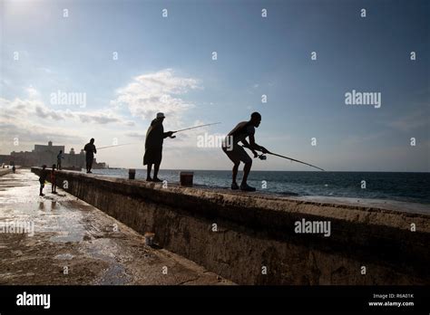 Cubanos de la habana que pescan en el malecon fotografías e imágenes de