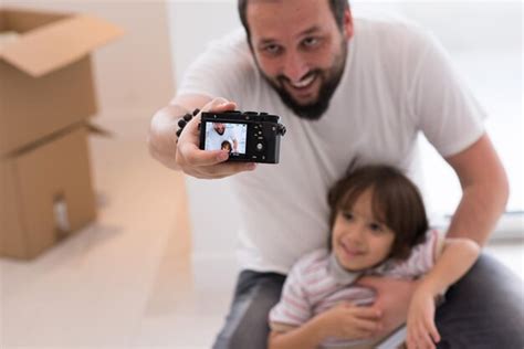 El joven padre y su hijo se fotografiaron con cajas de cartón a su