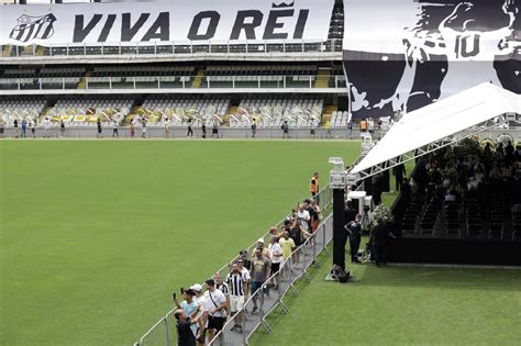 Xuxa Questiona Gente Sorrindo Em Foto De Pel No Caix O