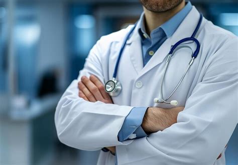 Retrato fotográfico de un joven médico con los brazos cruzados y un