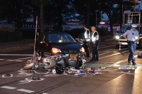 Motorradfahrer bei Unfall in Düsseldorf schwer verletzt