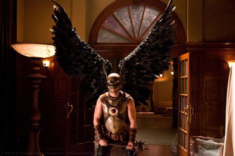 Hawkman Michael Shanks Con Ali Spiegate In Un Momento Dellepisodio