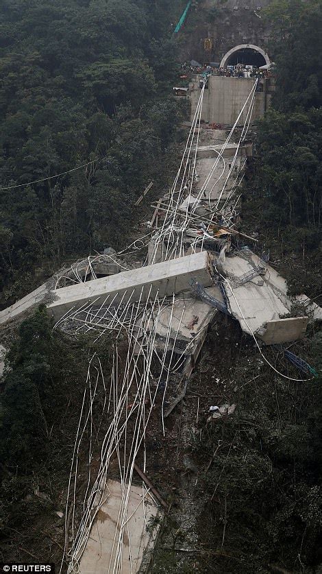 10 Workers Die In Bridge Collapse Colombian Officials Say Daily Mail