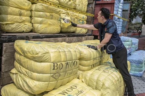 PENGUNGKAPAN KASUS PENYELUNDUPAN BARANG BEKAS DAN ILEGAL ANTARA Foto